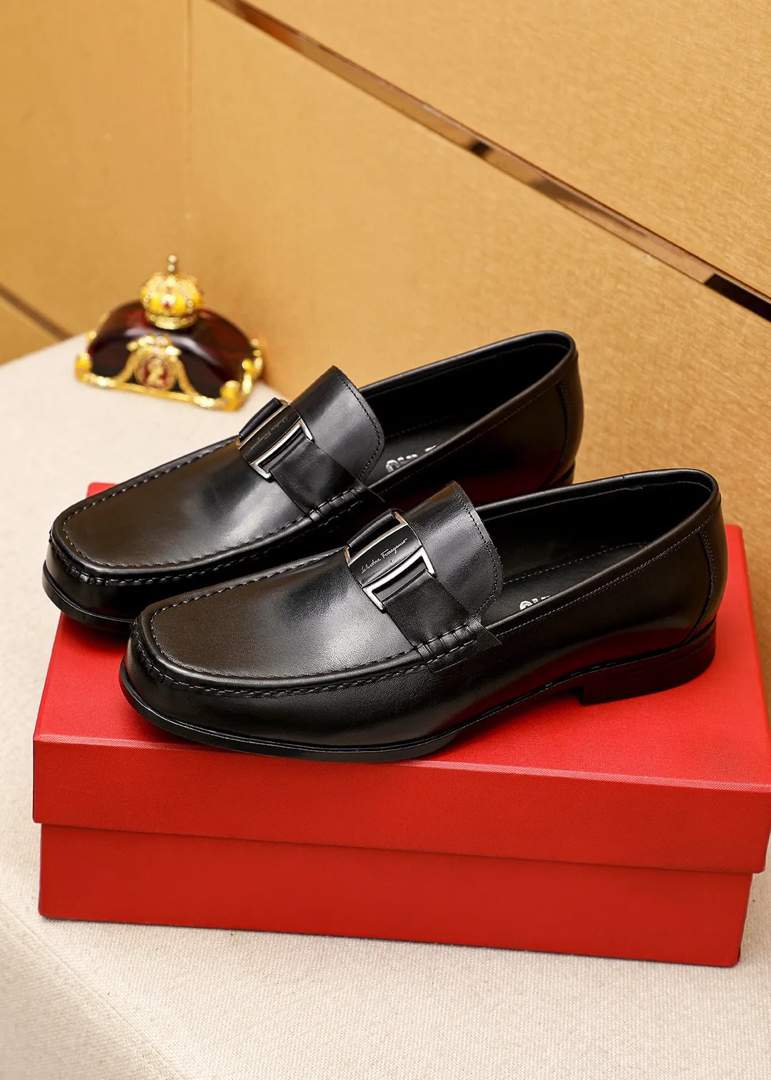Men's shoes 💰460 💐 Product trademark: Ferragamo "Ferragamo" casual leather shoes Regular size: 38-44 (45.46🉑️customized) Product materials: Selected imported first-layer calfskin upper + luxury hardware buckle, imported water-dyed cowhide leather lining. Strong three-dimensional visual effect, original rubber outsole Color: 1⃣️color optional